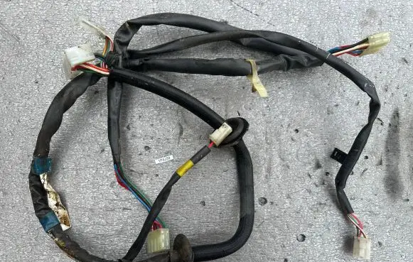 Mitsubishi Pajero Front door wiring loom MB605558