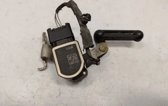 Headlight/headlamp level sensor