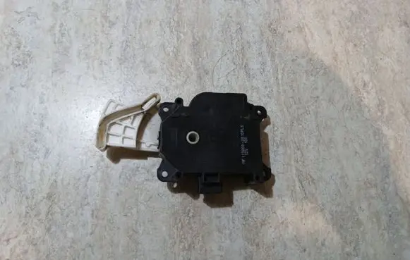 Toyota Avensis T270 Air flap motor/actuator 1138002810