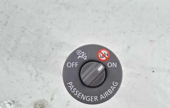 Renault Captur Passenger airbag on/off switch 