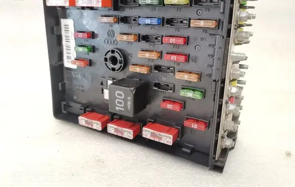 Volkswagen PASSAT B6 Fuse box set 3C0937125 63592777
