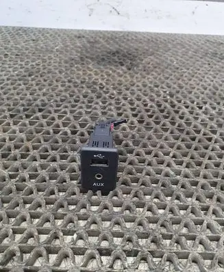 Nissan Qashqai USB socket connector 795405004