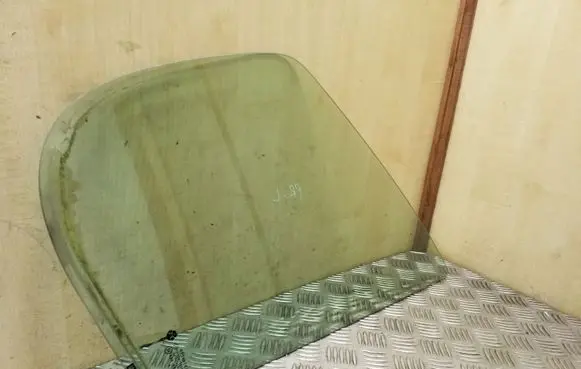 Opel Vivaro Front vent window/glass (coupe) 