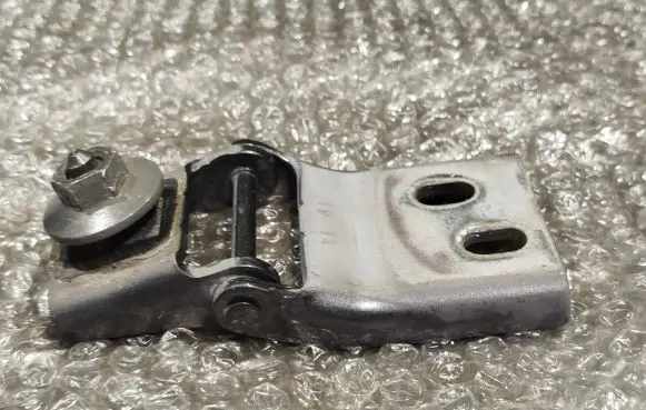 Tailgate/trunk/boot hinge