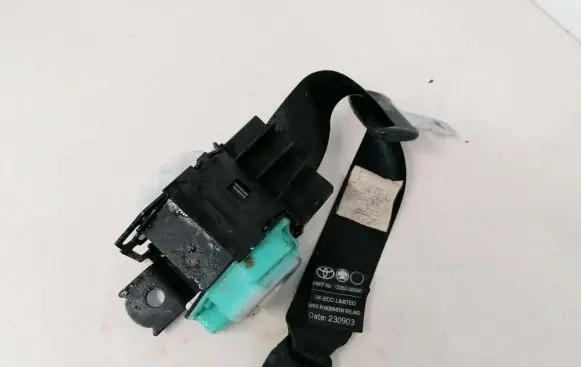 Toyota Avensis T250 Middle seatbelt (rear) 7335005040 041027