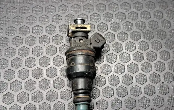 Audi A6 S6 C5 4B Fuel injector 058133551