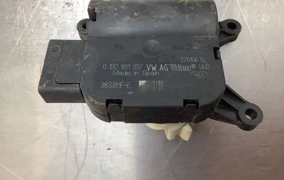 Audi A3 S3 8P Air flap motor/actuator 0132801337 983381FE