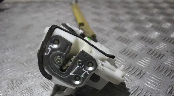 Mazda 3 II Rear door lock B0276