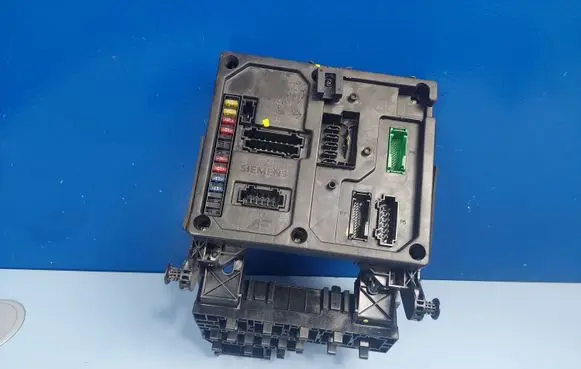 Volkswagen Sharan Fuse module 7M3962258L YM2114B205BC S110730200G