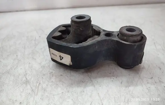Mazda CX-5 Engine mount bracket