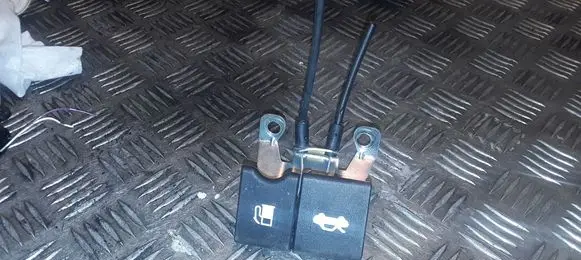 Nissan Qashqai Fuel tank opening switch 