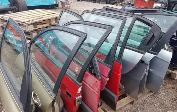 Volkswagen PASSAT B3 Rear door raudonos