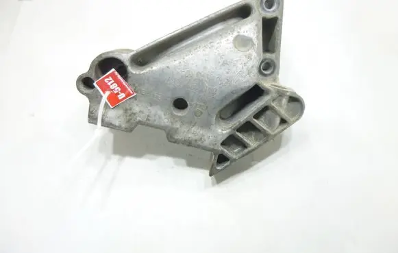 Engine mounting bracket