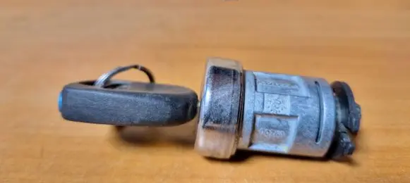 Ford Mondeo Mk III Ignition lock Uc592300f