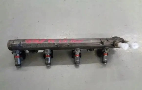 Volkswagen Golf IV Fuel injector supply line/pipe 