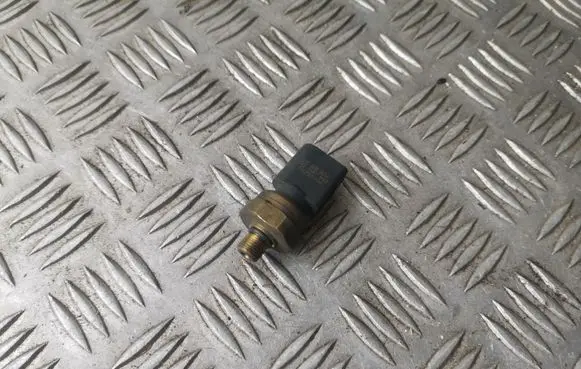 Volkswagen PASSAT B7 Fuel pressure sensor 03C906051A