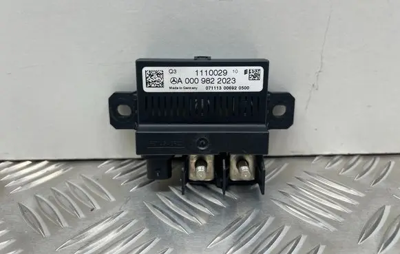 Mercedes-Benz E C207 W207 Charging relay A0009822023
