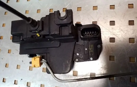 Opel Antara Front door lock