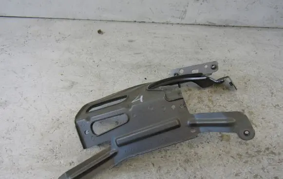 Audi A6 S6 C8 4K Fender mounting bracket 4K0821131