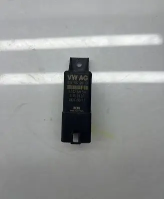 Volkswagen Caddy Glow plug pre-heat relay 038907281D 0522120504