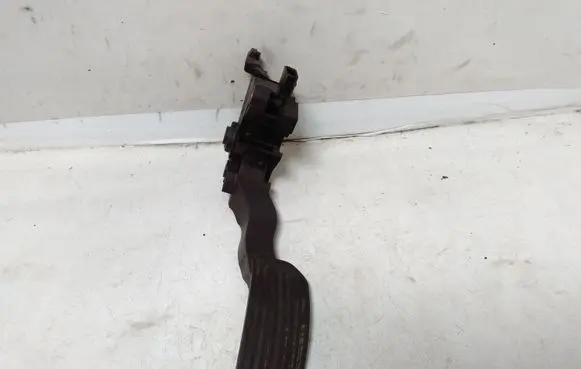 Accelerator throttle pedal