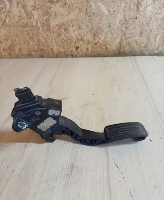 Accelerator throttle pedal