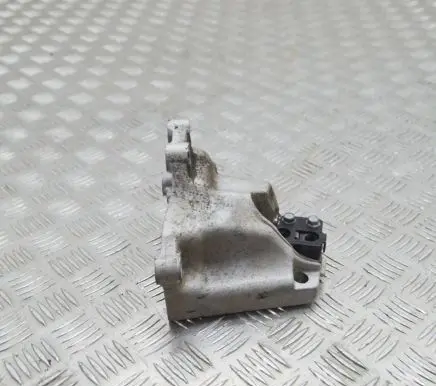Hyundai Tucson TL Engine mounting bracket