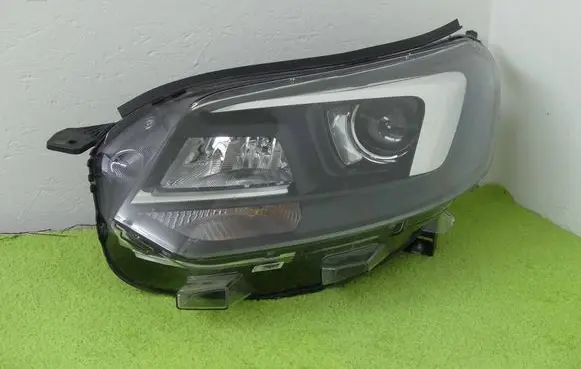 Opel Vivaro Headlight/headlamp 9832837680