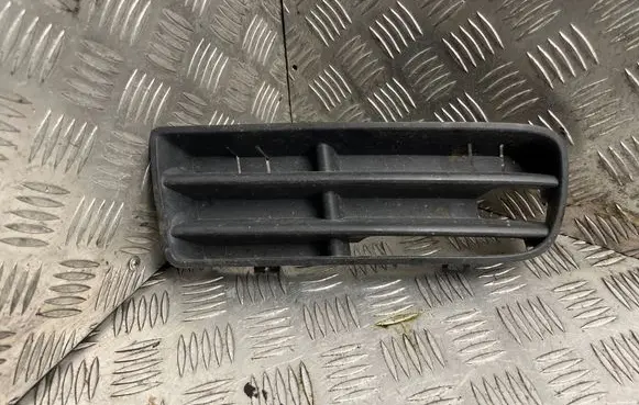 Volkswagen Golf IV Front bumper lower grill 1J0853665B