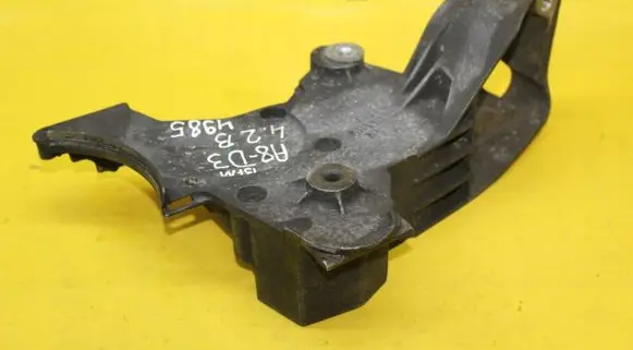 Engine mounting bracket