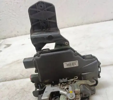 Volkswagen PASSAT B5.5 Rear door lock Y3B4839015M 117684104