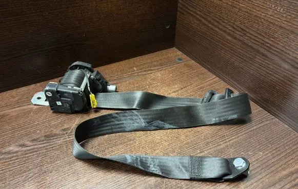 Iveco Daily 3rd gen Front seatbelt 33017280A1 048007