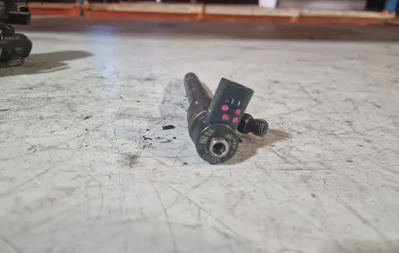 Mercedes-Benz C W203 Fuel injector A6110700987