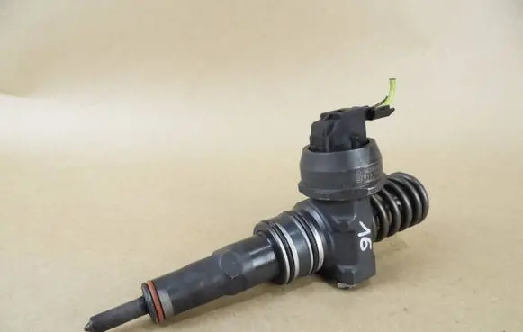 Volkswagen Golf IV Fuel injector 0414720037 038130073AJ