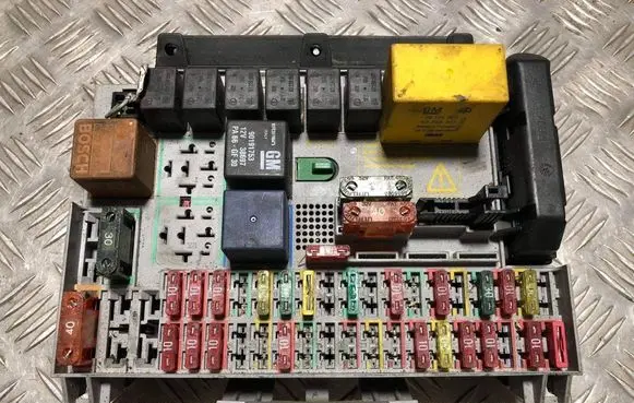 Opel Zafira A Fuse box set 90505470