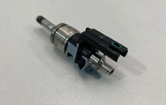 Volvo XC60 Fuel injector 32140134