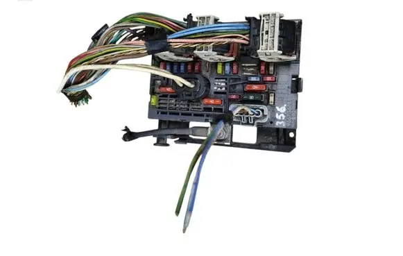 Peugeot 407 Fuse module 9667044980