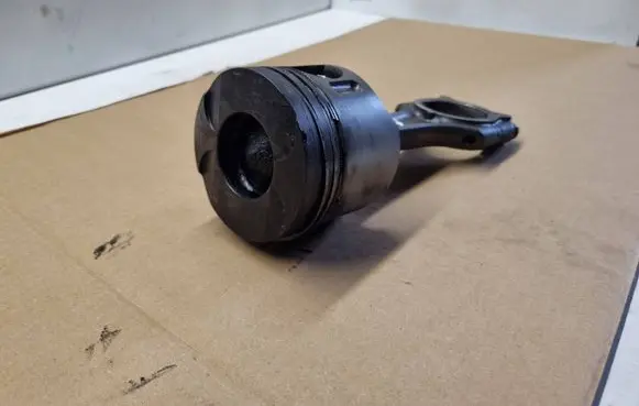Mercedes-Benz ML W163 Piston with connecting rod R08857