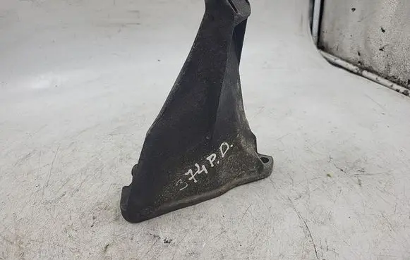 Audi A4 S4 B5 8D Engine mounting bracket 