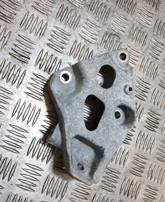 Engine mounting bracket