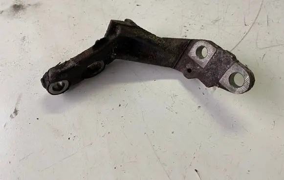 Toyota Avensis T270 Engine mounting bracket