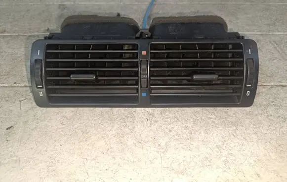 BMW 5 E39 Dash center air vent grill 8391179