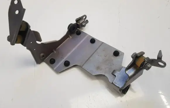 Mercedes-Benz C W205 Engine mount bracket
