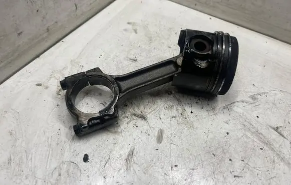 Renault Megane II Piston with connecting rod P582