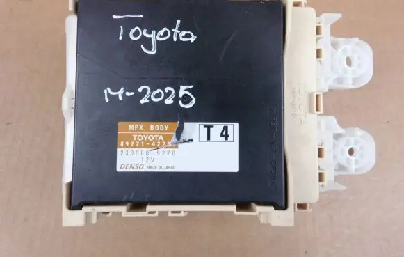 Toyota RAV 4 (XA40) Fuse module 8922142250 8273042810