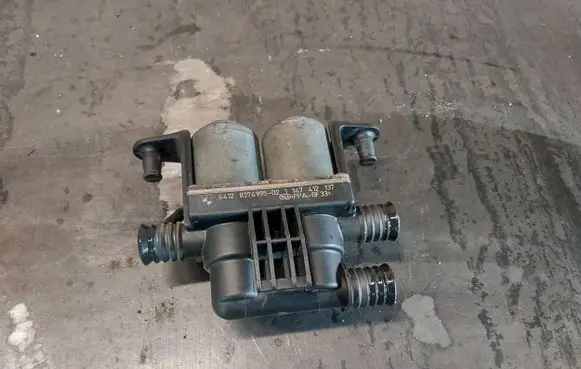 BMW 5 E39 Coolant heater control valve 8374995-02 837499502 6412837499502