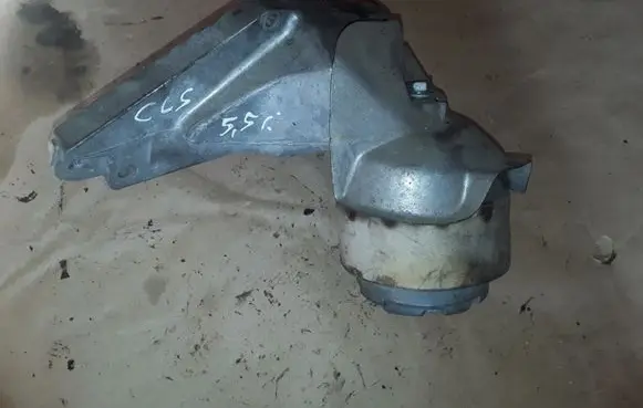 Mercedes-Benz CLS C219 Engine mount bracket A2732230904