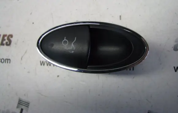 Mercedes-Benz E W211 Tailgate opening switch A2118210379