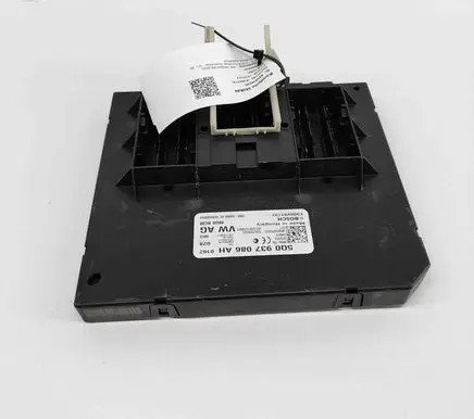 Volkswagen PASSAT B8 Central body control module F005V01737 5Q0937086AH