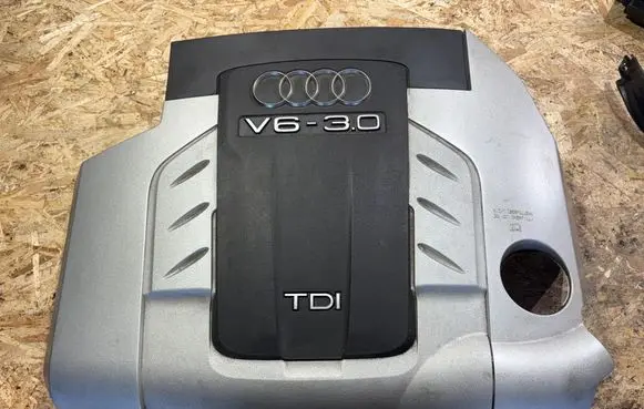 Audi Q7 4L Engine cover (trim) 